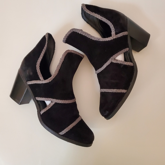 Journee Courtney Leather Contrast Cutout Bootie in Black/Grey NIB - Picture 6 of 7